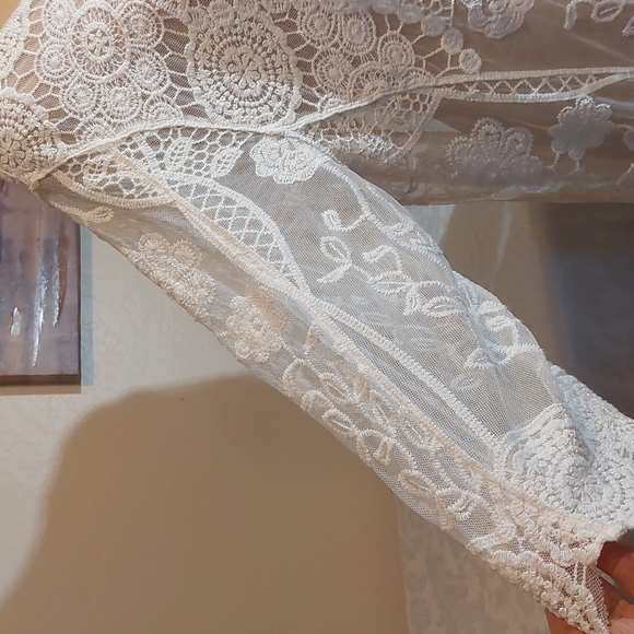 Beautiful all lace top. Long sleeves. No label or size.M. Pre-owned great con. - Picture 4 of 6
